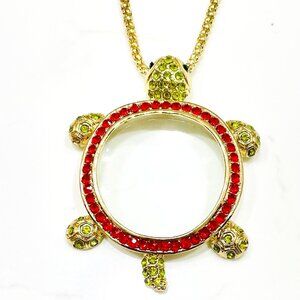 TURTLE PENDANT W/MAGNIFYING GLASS CENTER ON GOLD TONE CHAIN NECKLACE